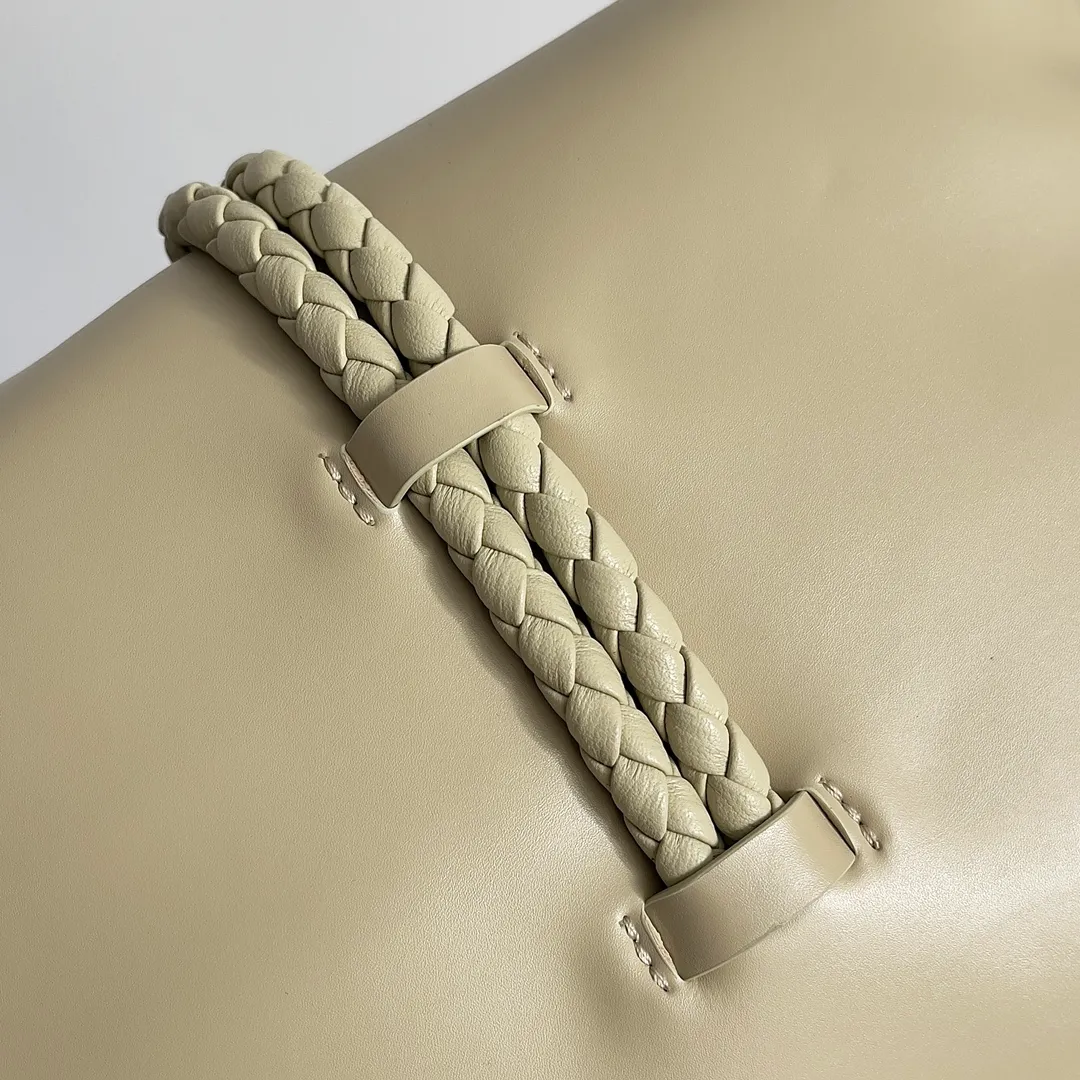 Batch 1520 Inspired by the 1970s, the Bottega Veneta women's logo shoulder bag has a smooth leather surface that brings a clean and handsome feel, just like the neatness and tenacity of a working woman. The front buckle has high-quality hardware pendant body, the overall retro elegance, and the excellent leather feels soft. This Bottega Veneta series can be described as beautiful, weakening the complexity of the outfit, not competing for it, and only using the best quality to interpret itself. Style number: 806030 (small size) Size: 27*16*6cm